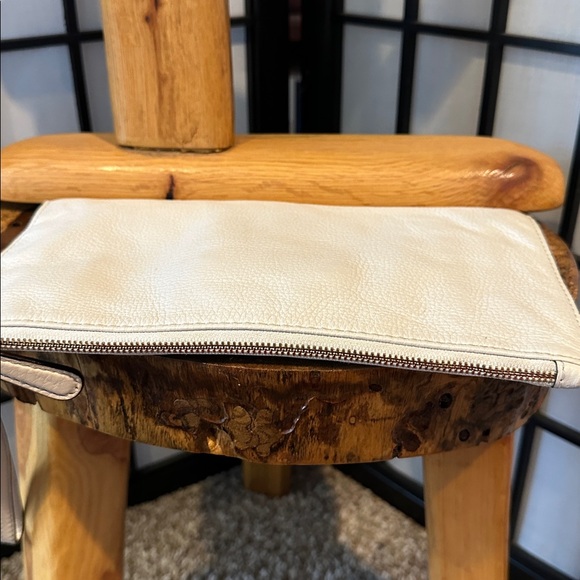 Michael Kors Cream Leather Wristlet with Gold Logo- EUC - Picture 4 of 7